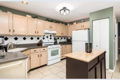 1211 N Lancaster Circle N, South Elgin, IL 60177 - Photo 9