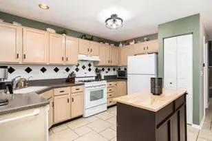 1211 N Lancaster Circle N, South Elgin, IL 60177 - Photo 9