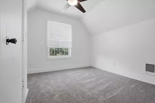 323 E Lincoln St, Bloomington, IL 61701 - Photo 19