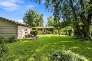 2402 Manor Ln, McHenry, IL 60051 - Photo 3