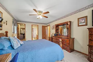 915 Joan Ct, Naperville, IL 60540 - Photo 17