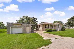 109 S Wood St, Gibson City, IL 60936 - Photo 3