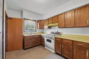 109 S Wood St, Gibson City, IL 60936 - Photo 9
