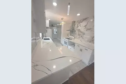 8926 S Paxton Avenue, Chicago, IL 60617 - Photo 5