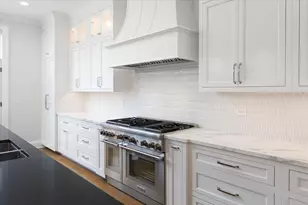 924 E Chicago Ave, Naperville, IL 60540 - Photo 19