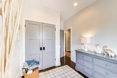 2136 W Waveland Avenue, Chicago, IL 60618 - Photo 21
