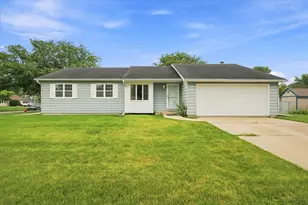 482 Pinewood Dr, North Aurora, IL 60542 - Photo 1