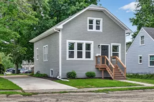 558 S 3rd St, Rochelle, IL 61068 - Photo 1