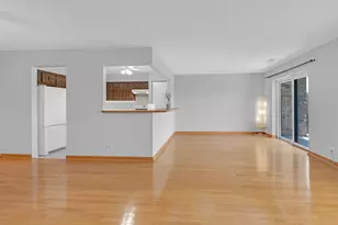 9374 Landings St, Des Plaines, IL 60016 - Photo 7