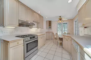 495 E Park Manor Ct, Elmhurst, IL 60126 - Photo 7