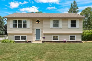 424 E Shorewood Rd, Round Lake Beach, IL 60073 - Photo 1