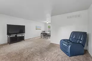 37 Yardley Ln, Schaumburg, IL 60194 - Photo 5