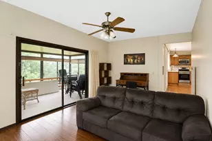 982 Valleyview Dr, Bartlett, IL 60103 - Photo 7
