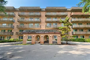 512 Redondo Dr, Downers Grove, IL 60516 - Photo 1