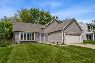 228 N Walnut Ln, Schaumburg, IL 60194 - Photo 1