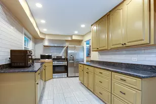 1015 Leslie Ln, Villa Park, IL 60181 - Photo 7