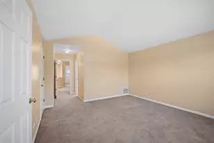 946 Cynthia Ln, Lake in the Hills, IL 60156 - Photo 15