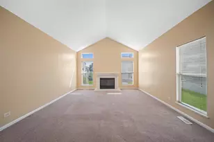 946 Cynthia Ln, Lake in the Hills, IL 60156 - Photo 5