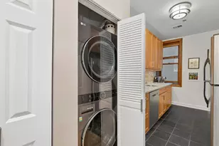 550 W Surf St, Chicago, IL 60657 - Photo 9