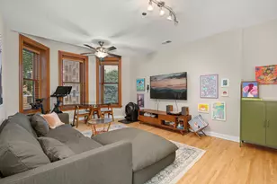 550 W Surf St, Chicago, IL 60657 - Photo 3