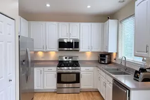 11S505 Rachael Ct, Willowbrook, IL 60527 - Photo 3