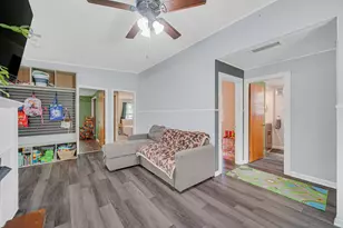 909 Pershing Dr, Wauconda, IL 60084 - Photo 5