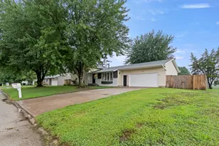225 Melodie Ln, Colona, IL 61241 - Photo 3