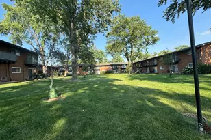1910 W Hatherleigh Ct, Mount Prospect, IL 60056 - Photo 9