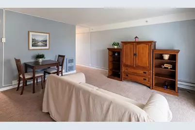 1910 W Hatherleigh Court #2C, Mount Prospect, IL 60056 - Photo 3