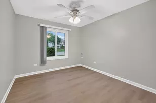 718 Rodenburg Rd, Roselle, IL 60172 - Photo 21