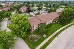 718 Rodenburg Rd, Roselle, IL 60172 - Photo 3