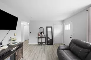 412 S State St, Aurora, IL 60505 - Photo 5