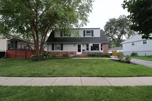 348 Cherrywood Rd, Buffalo Grove, IL 60089 - Photo 1
