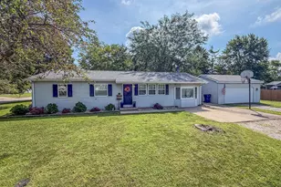 810 N 4th St, Saint John, IL 61873 - Photo 1