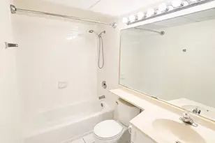 3850 S Parkway Dr, Northbrook, IL 60062 - Photo 7