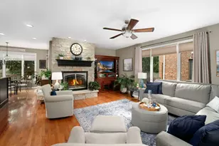 271 Arbor Glen Blvd, Schaumburg, IL 60195 - Photo 7