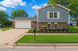 3 Whitehall Ct, Streamwood, IL 60107 - Photo 1