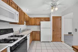 2789 Glasgow Ct, Schaumburg, IL 60194 - Photo 11