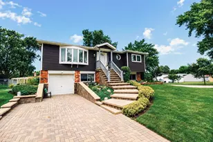 500 Redwood Ln, Schaumburg, IL 60193 - Photo 1