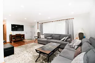 500 Redwood Ln, Schaumburg, IL 60193 - Photo 5