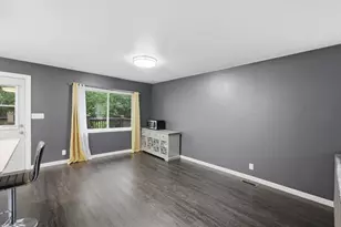 1204 Lincoln Ct, Streamwood, IL 60107 - Photo 5