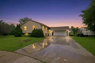 1204 Lincoln Ct, Streamwood, IL 60107 - Photo 1