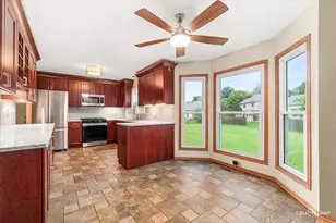 920 Fairfax Ct, Elgin, IL 60120 - Photo 7