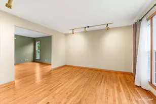 920 Fairfax Ct, Elgin, IL 60120 - Photo 3