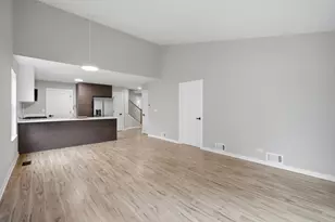 510 S Annandale Dr, Lake in the Hills, IL 60156 - Photo 9