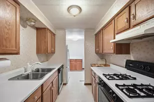 301 Shay Ct, Wheeling, IL 60090 - Photo 3