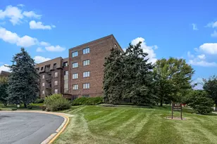 453 Raintree Dr, Glen Ellyn, IL 60137 - Photo 1