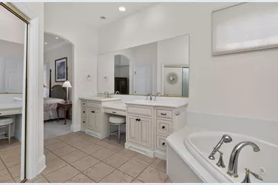 46 Forest Gate Circle, Oak Brook, IL 60523 - Photo 17