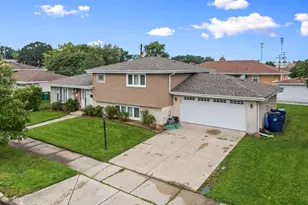 8830 W Lotus Dr, Hickory Hills, IL 60457 - Photo 5