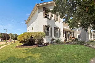 428 W Chestnut St, Freeport, IL 61032 - Photo 1